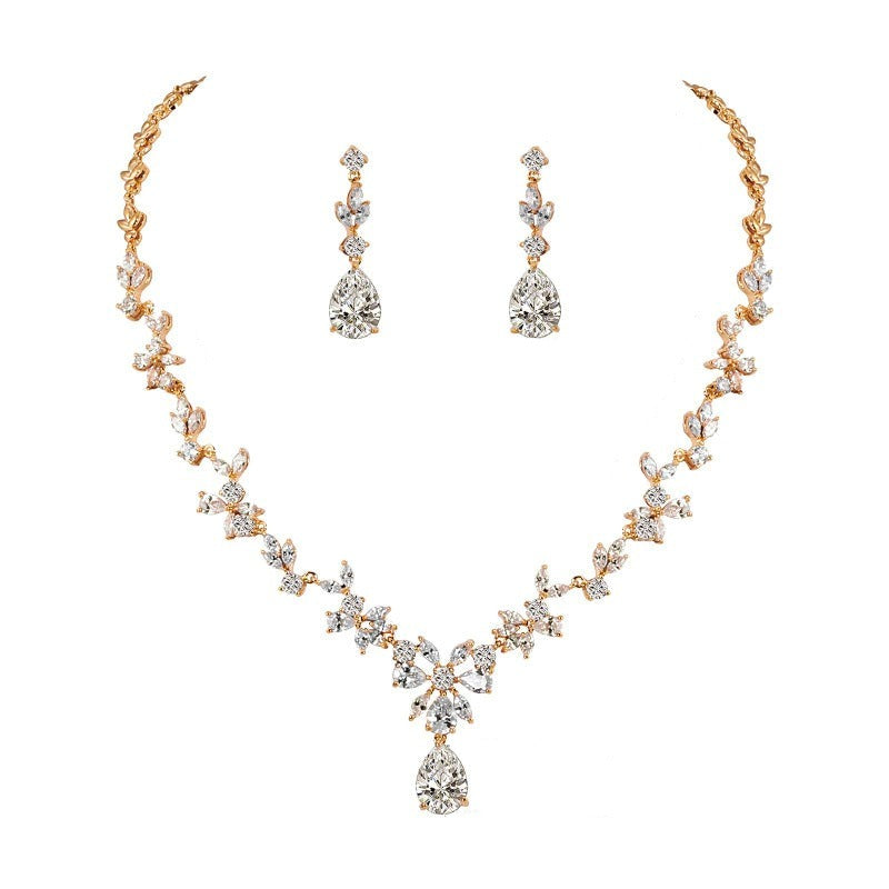 Elegant krystallsmykkesett for kvinner med glitrende halskjede og matchende øredobber.