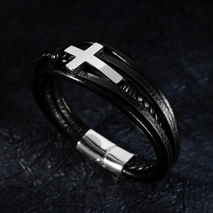 Stilig herrearmbånd i brunt skinn med detaljert stålkors. Perfekt mote-smykke for menn.