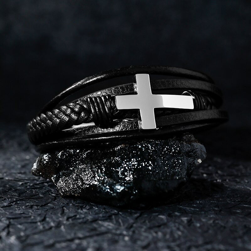 Klassisk menns armbånd i ekte skinn med et markant kors. Et symbol på tro for hver dag.