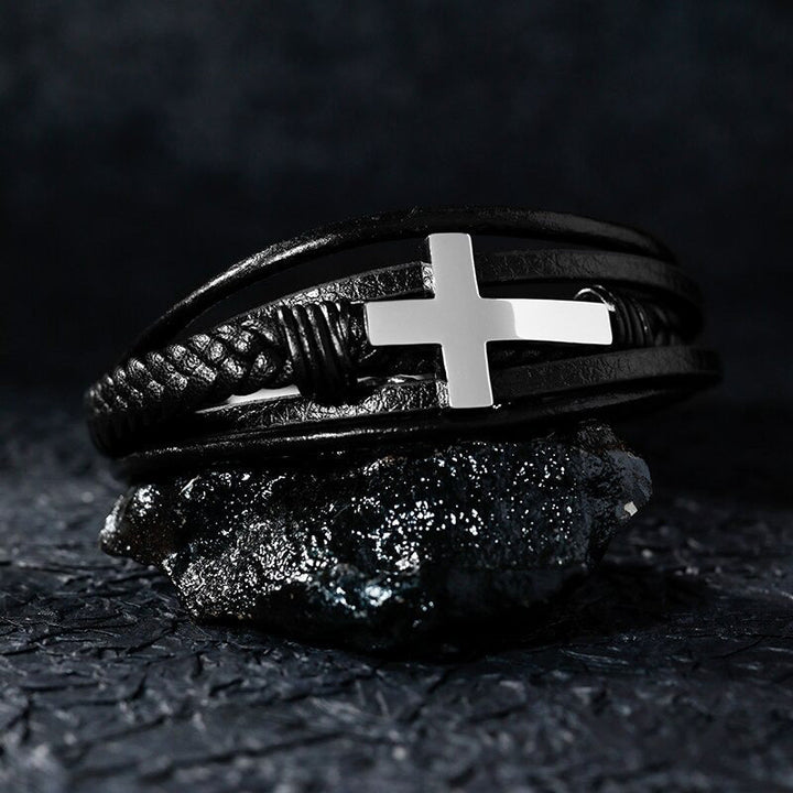 Klassisk menns armbånd i ekte skinn med et markant kors. Et symbol på tro for hver dag.