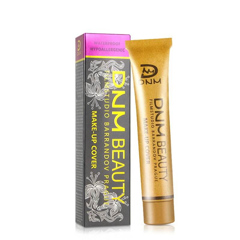Strålende hud etter bruk av dekkende concealer. Feilfri hud med naturlig glød hele dagen.