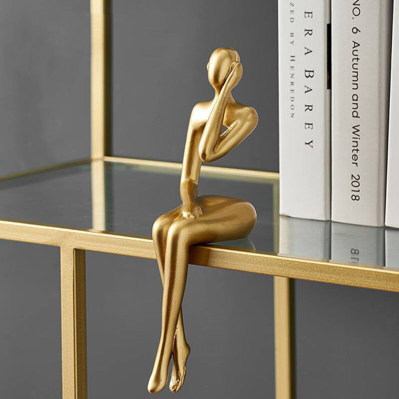 Gullstatue av abstrakt tenker, perfekt som dekorasjon og kunstobjekt for stuen eller kontoret.