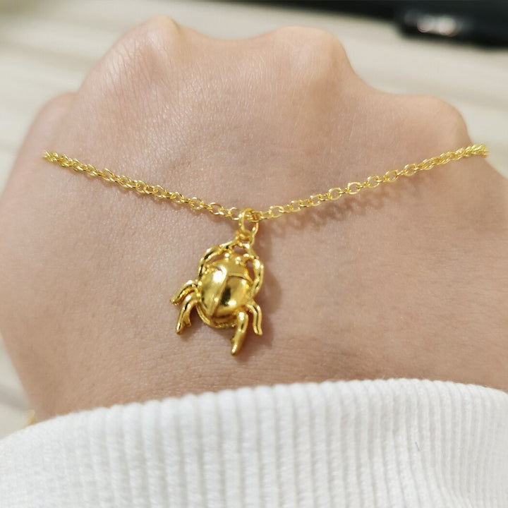 Stilig damehalskjede med billeamulett. En elegant gave til henne, passer til både hverdag og festantrekk.