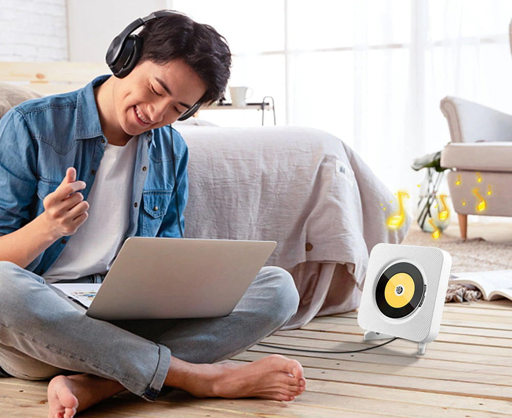 Veggmontert CD-spiller med fjernkontroll, Bluetooth og kraftig lydsystem. Hjemmeelektronikk.