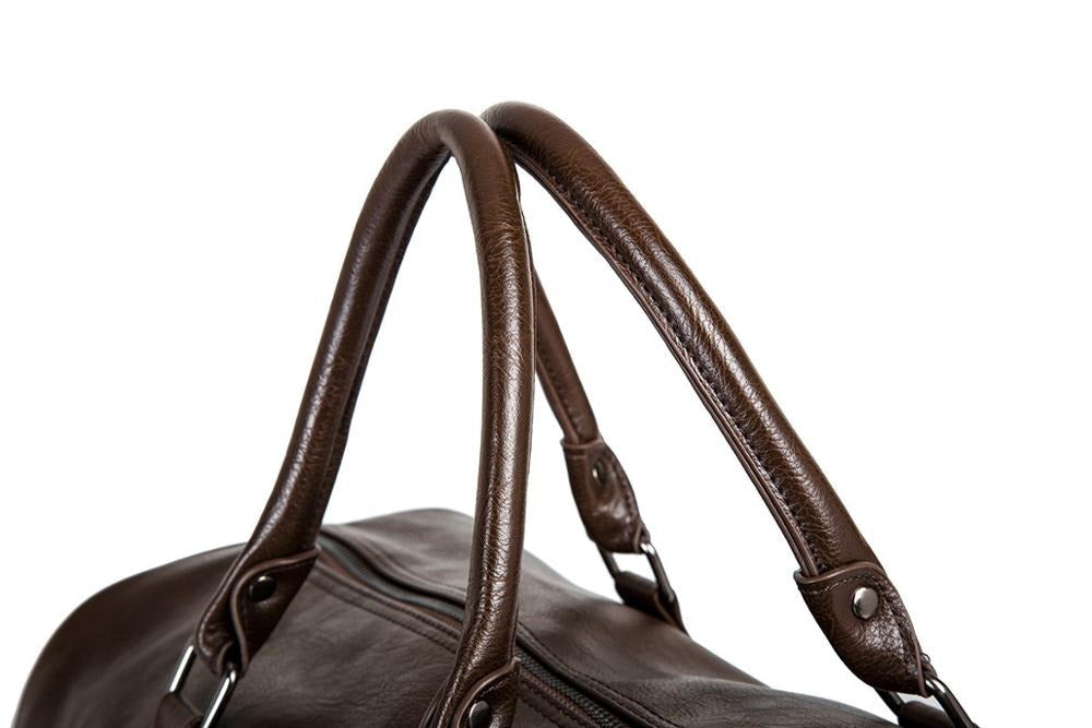 Svart PU-skinn weekendbag med solid bunn, en funksjonell og stilig reiseveske for menn.