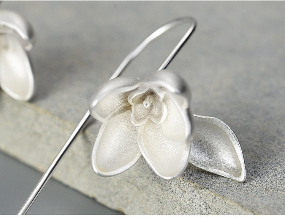Hverdagsstil: elegante magnolia blomst dingleøredobber for kvinner, komfortable smykker.