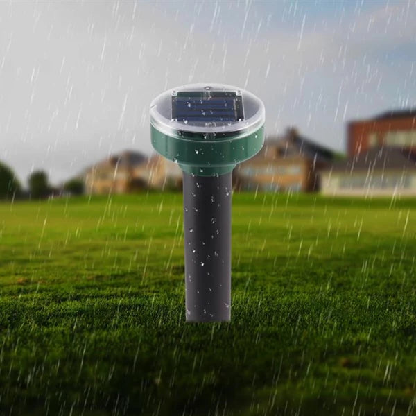 Miljøvennlig solcelledrevet føflekkskremmer. Bruker ultralyd for å effektivt fjerne gnagere fra plenen.