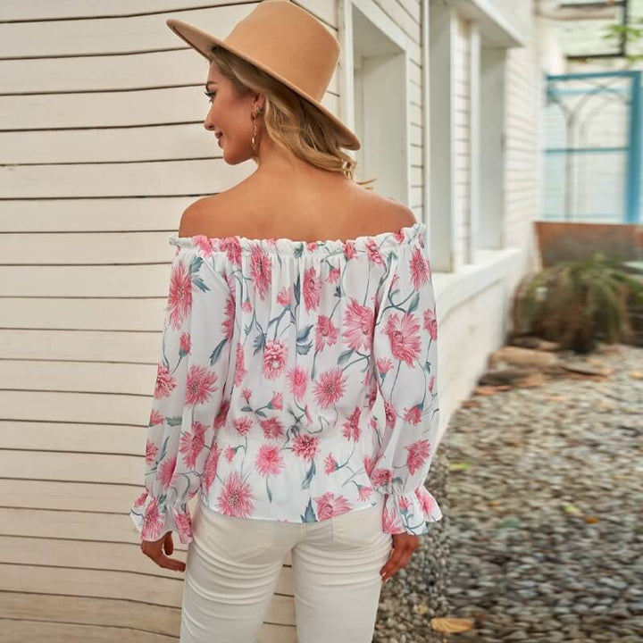 Allsidig off-shoulder damebluse med blomstret print og volanger. Bruk den til fest eller hverdag.