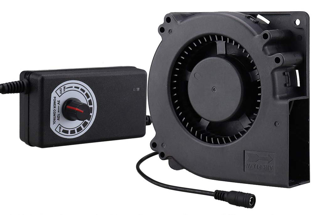 Kompakt PC-kjøler og vifte for optimal temperaturkontroll i hjemmeelektronikk.