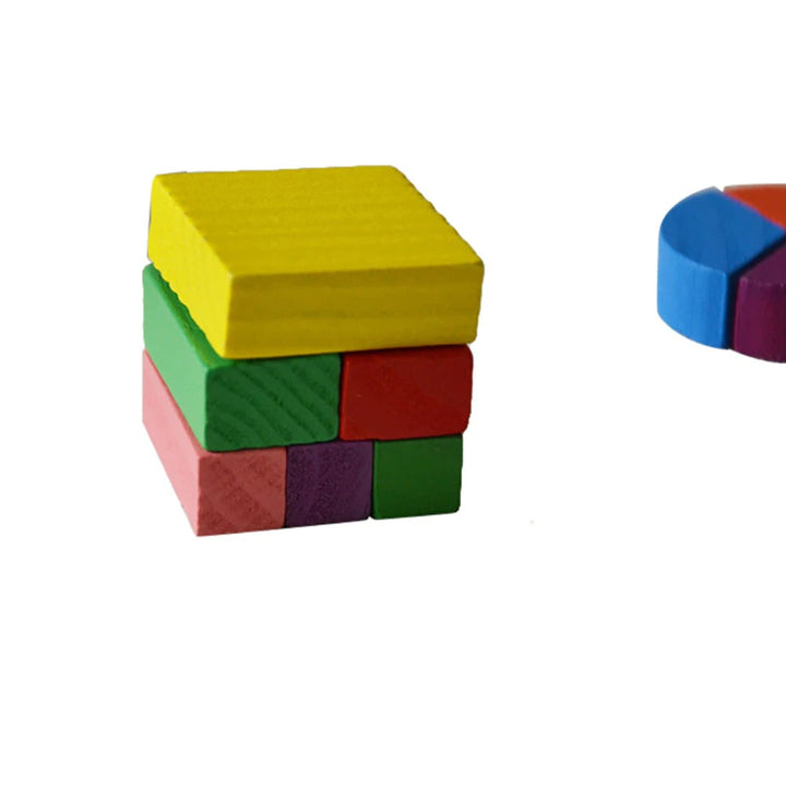 Forelder og barn lærer og leker sammen med et pedagogisk 3D trepuslespill, fremmer samspill.
