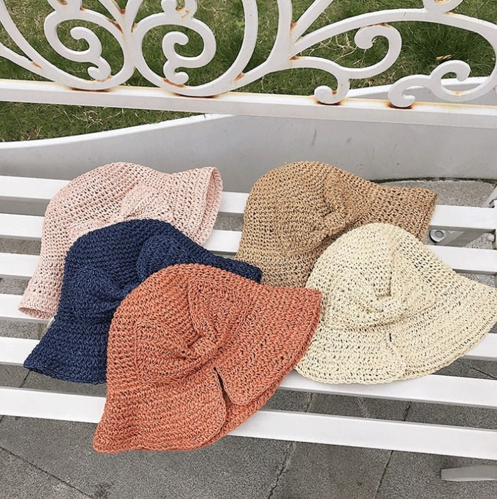 Bredbremmet dame solhatt i strå. Gir maksimal skygge for ansikt og nakke, perfekt for hage og strand.