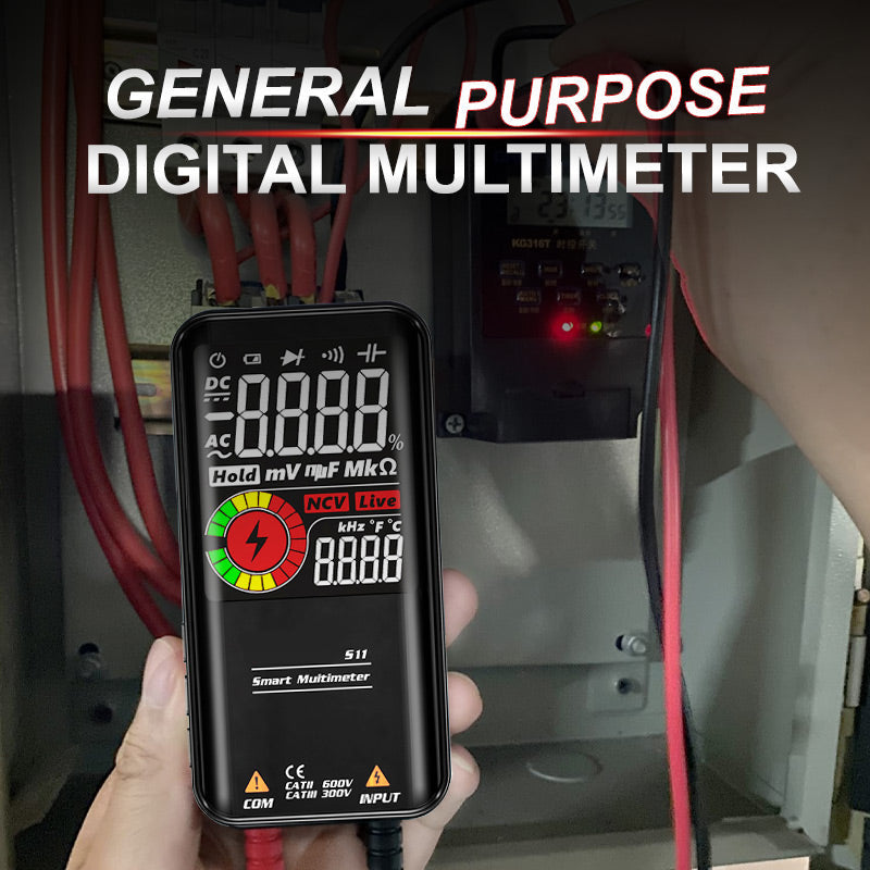 Digitalt multimeter viser spenning, strøm og motstand på LCD-skjerm. Essensielt testutstyr for elektronikk.