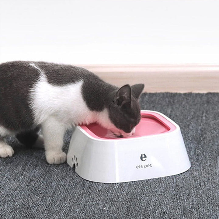 Null sprut vannskål for hund og katt. Holder gulvet tørt og rent. Perfekt for aktive kjæledyr.