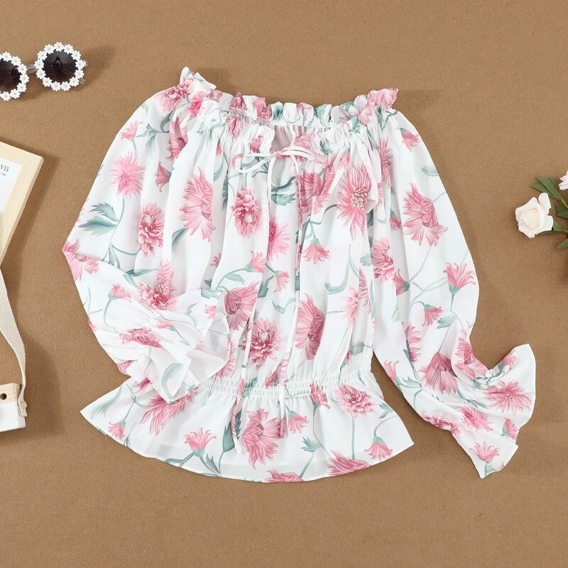 Fargerik blomstret off-shoulder bluse for kvinner, med volanger. Ideell for solrike dager og festtopp.