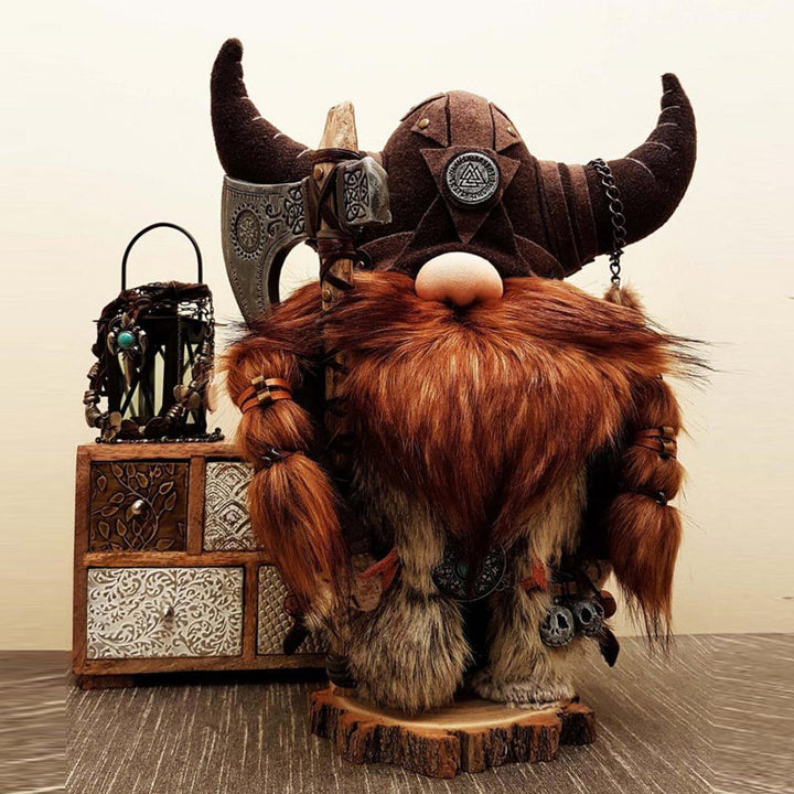 Håndlaget viking nisse krigerfigur i harpiks, med skjegg, øks og skjold. Unik nordisk hjemmedekorasjon.