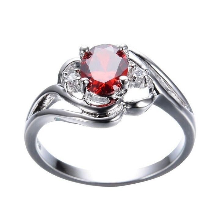 Moteriktig dame ring med cubic zirconia fødselsstein, et elegant og glitrende tilbehør.