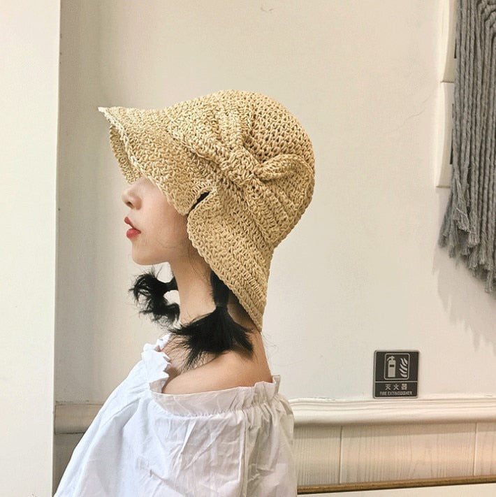 Dame stråhatt med bred brem. En trendy og reisevennlig sommerhatt for effektiv UV-beskyttelse og mote.