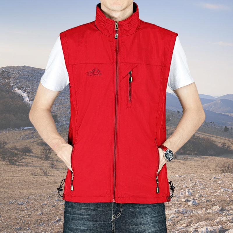 Mann i vanntett herrevest på tursti. Slitesterk softshell vest ideell for friluft og fotturer i naturen.