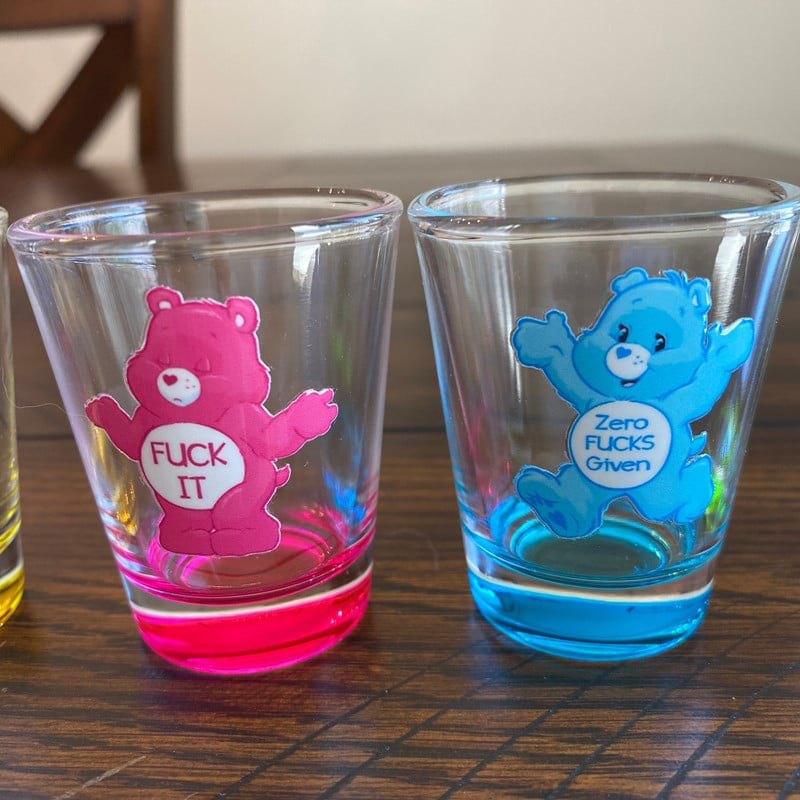 Morsomme bjørnepenner og shotglass; en unik og humoristisk gavepakke for fest og kontor.