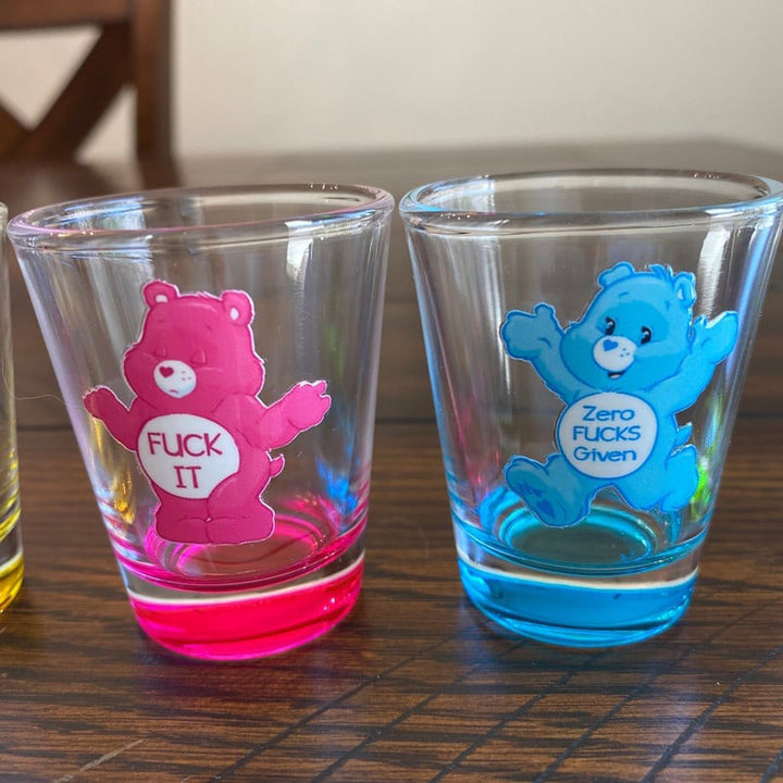 Morsomme bjørnepenner og shotglass; en unik og humoristisk gavepakke for fest og kontor.