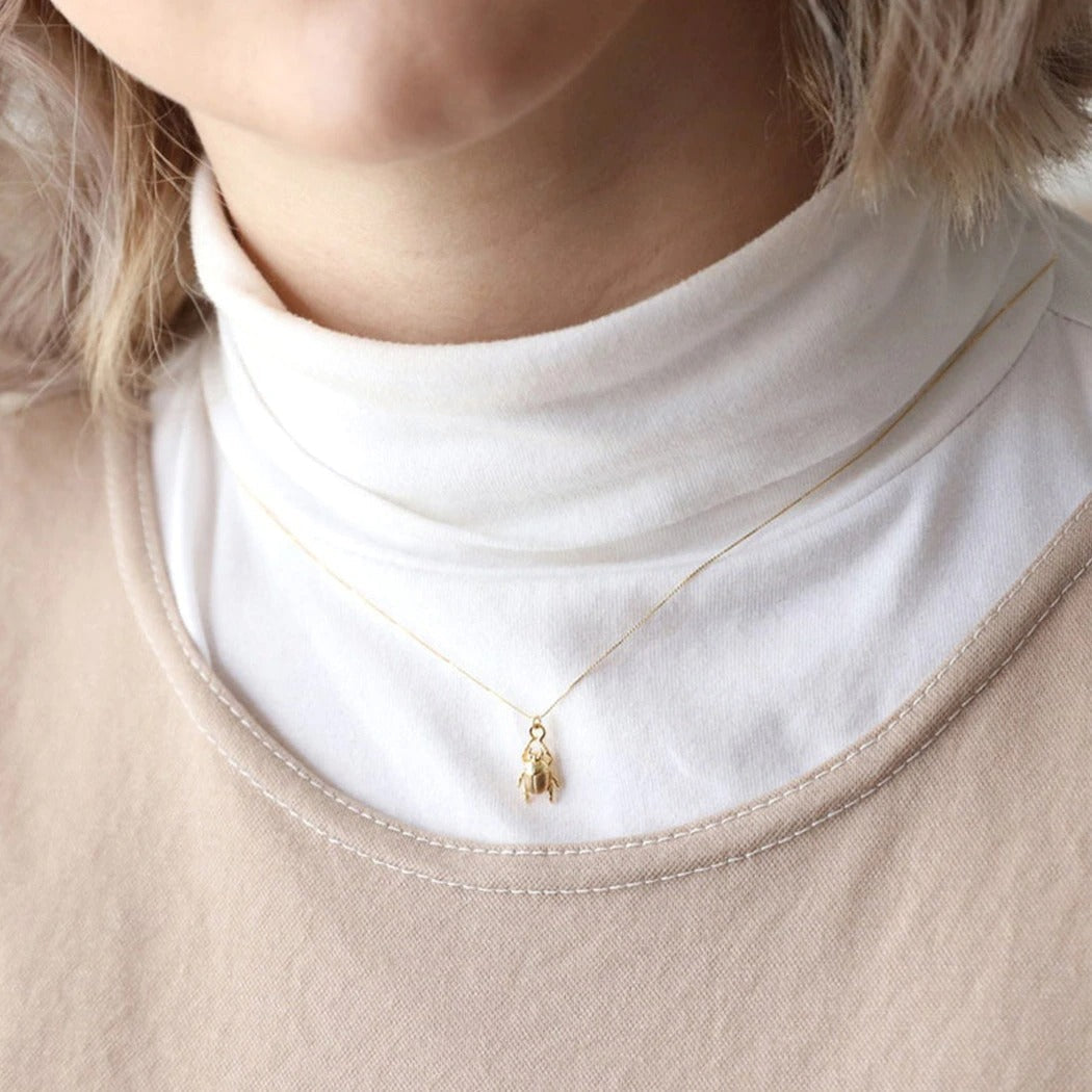Unikt dame smykke: Billeamulett halskjede. Trendy mote tilbehør med dyreanheng for en distinkt stil.
