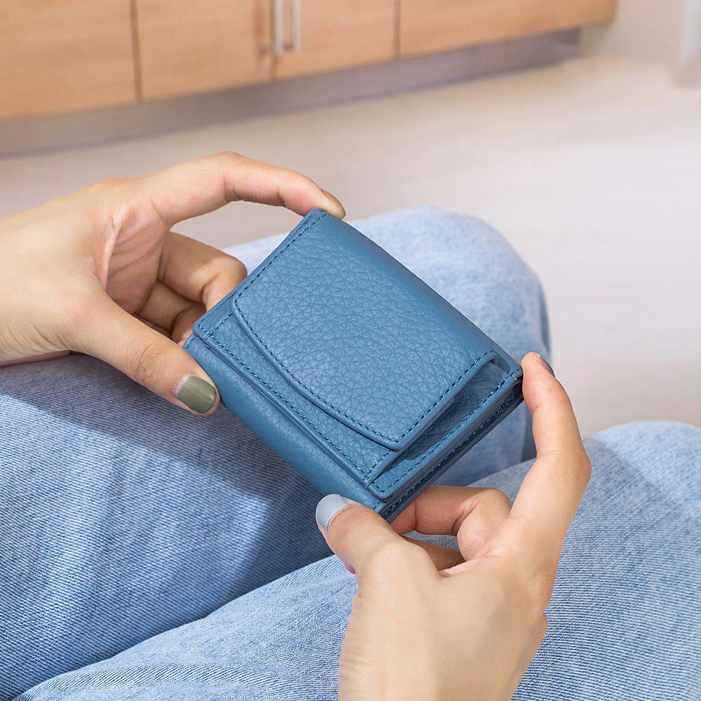 Elegant damelommebok i ekte skinn med RFID-sikkerhet. Liten og kompakt, men med god plass til kort.