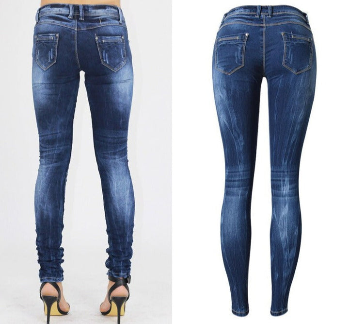 Modell iført trendy skinny jeans i blått, viser slim fit og komfortabel passform.