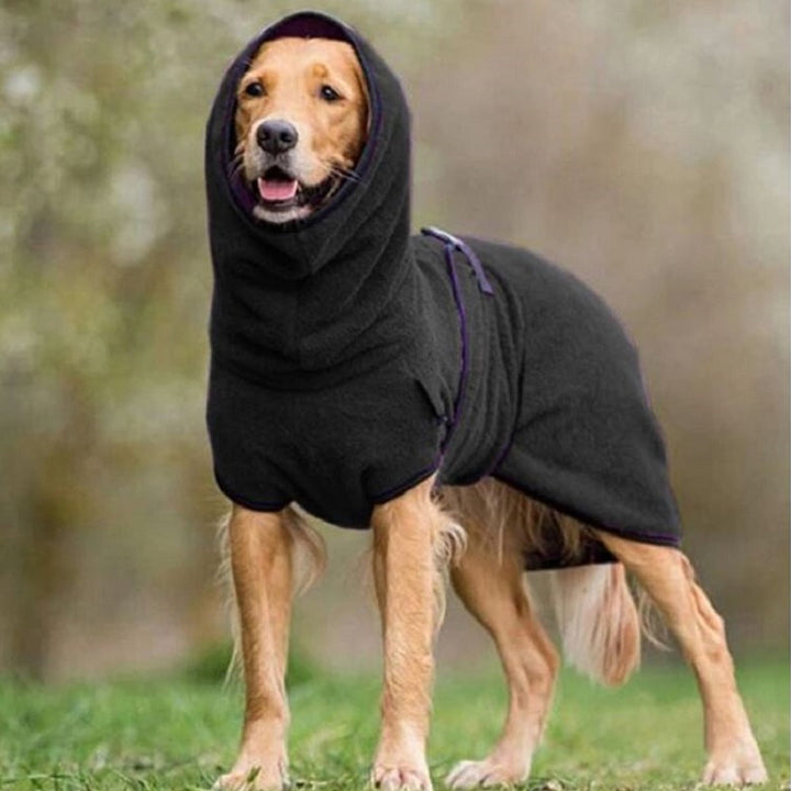 Detalj av den praktiske selespennen på en justerbar hundebadekåpe, sikrer god passform.