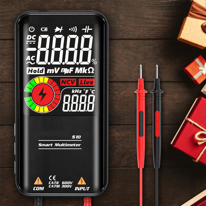 Profesjonelt digitalt multimeter med stort display og testledninger, viktig elektrikerverktøy for nøyaktige målinger.