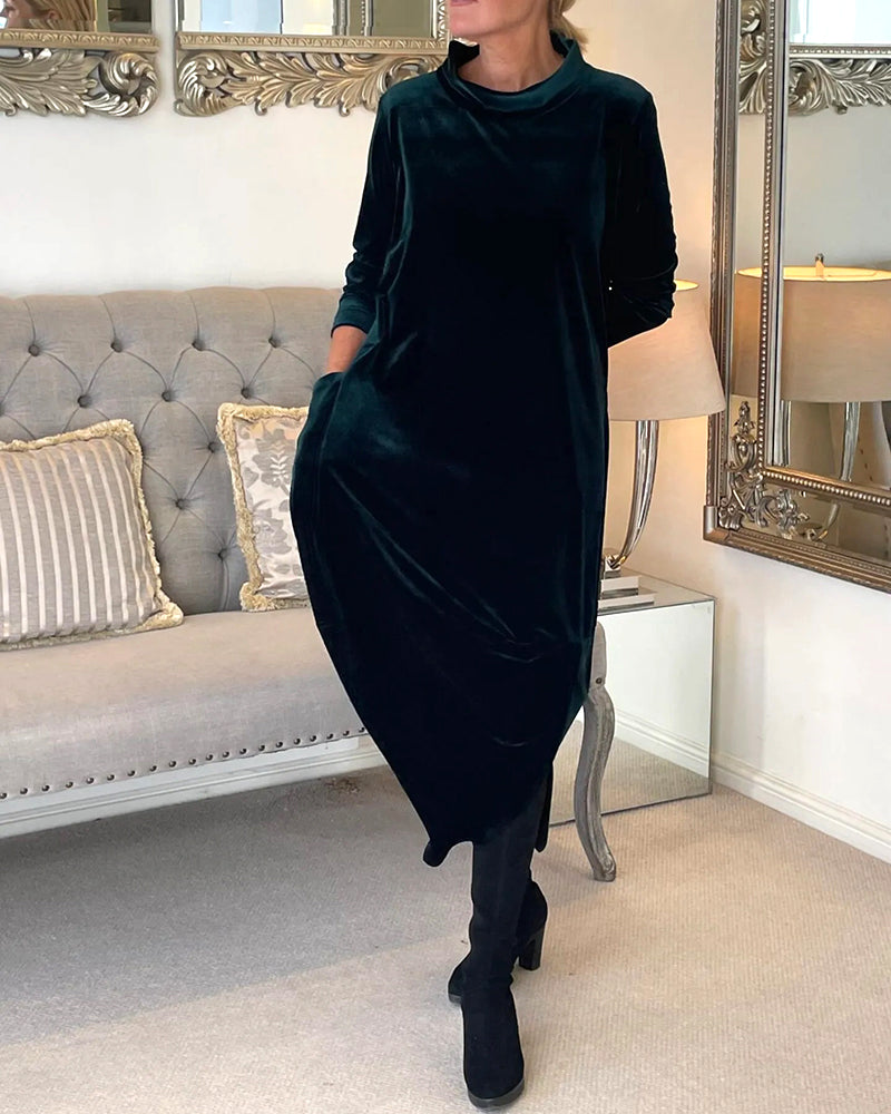 Elegant dame fløyelskjole med lange ermer og lommer, myk og varm festkjole for høst/vinter.