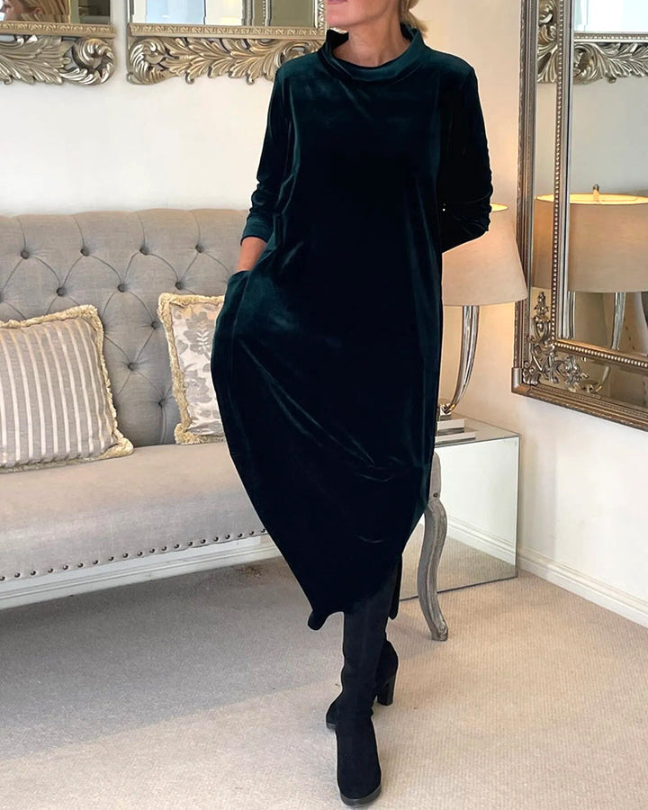 Elegant dame fløyelskjole med lange ermer og lommer, myk og varm festkjole for høst/vinter.