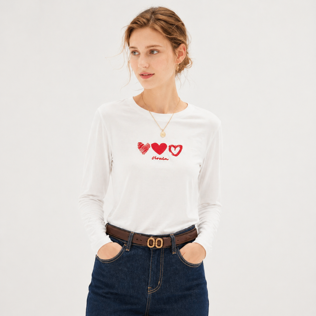 Hvit dame langermet T-skjorte med brodert "Love" motiv, perfekt for casual hverdagsstil.