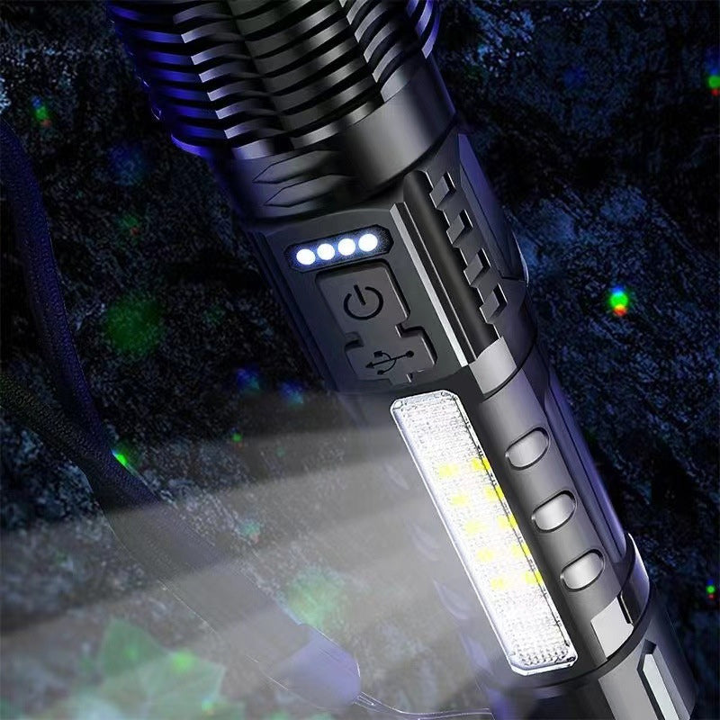 Hvit laserlykt for mørke netter. Ultralys, langtrekkende og vanntett turutstyr for sikker navigering.