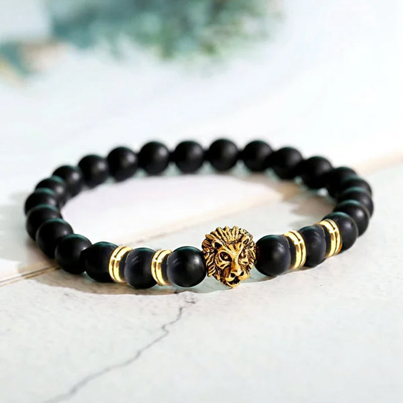 Elegant unisex løvearmbånd med rustfritt stål løvehode og polerte onyxperler, et kraftfullt smykke.