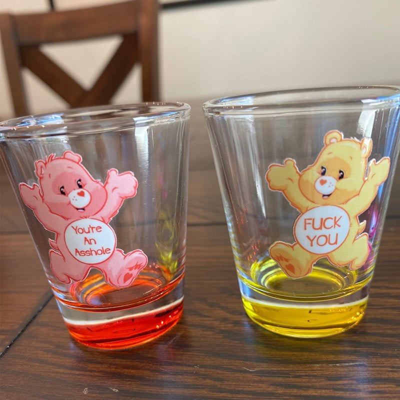 Originalt gavesett: kreative bjørnepenner og festlige shotglass. Perfekt som unik gave til humorister.