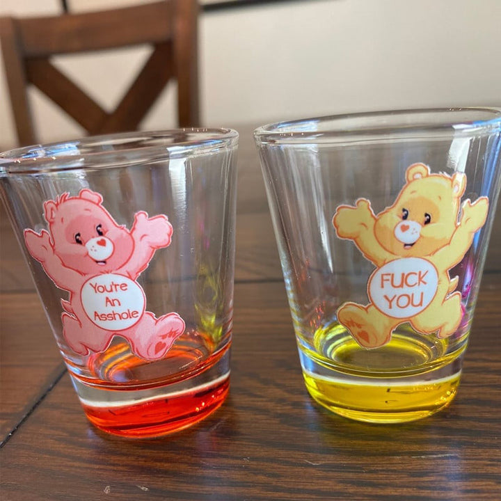 Originalt gavesett: kreative bjørnepenner og festlige shotglass. Perfekt som unik gave til humorister.