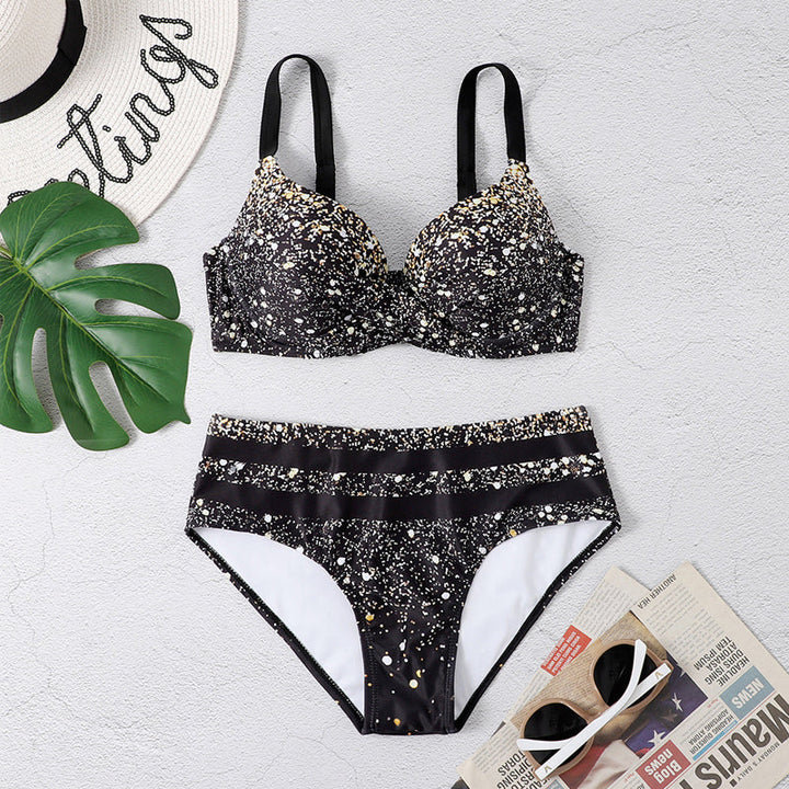 Stilig bikini for kvinner med unikt skinnende trykk, høy midje og mønstret design. Ideell for ferie.
