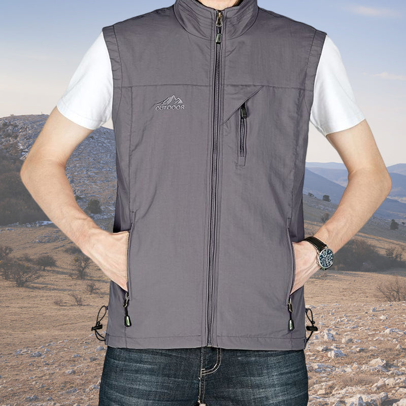 Vanntett fiskevest for herre. Ermeløs softshell vest med god pusteevne, perfekt for fiske og båtliv.