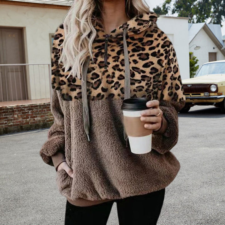 Stilig leopardmønstret hettegenser for kvinner, perfekt for en casual og komfortabel look.