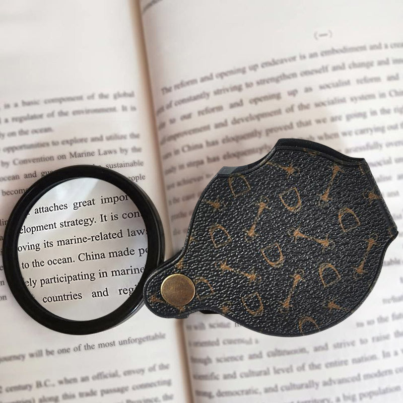Forstørrelsesglass i elegant skinnfutteral, perfekt som gaveide og hobbyverktøy for detaljer.