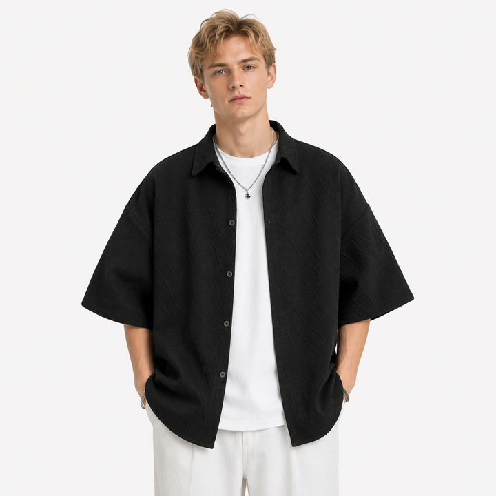 Menns kortermet krageskjorte i jacquard, tilbyr en avslappet og stilfull look for sommeren.