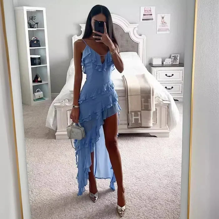 Luftig damenes maxikjole med asymmetrisk kant og ruffles. En komfortabel sommerkjole med elegant preg.
