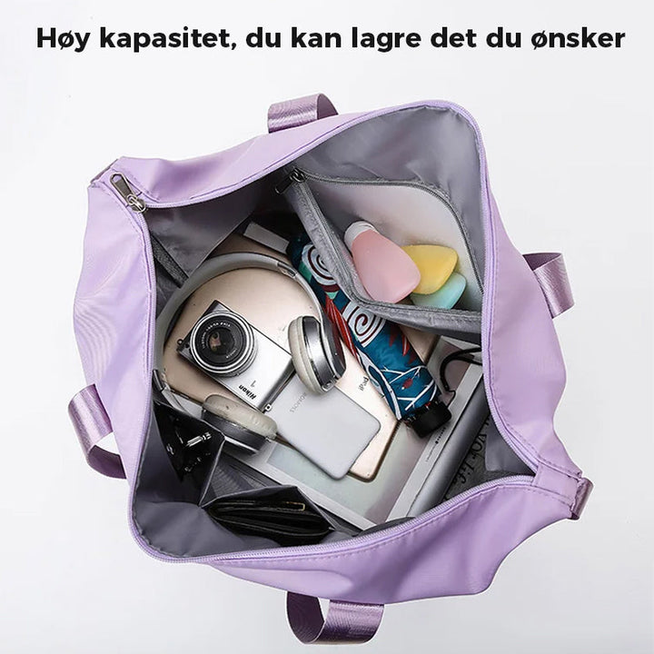 Reisepose med skulderrem og bærehåndtak, optimal for enkel transport og våtseparasjon.