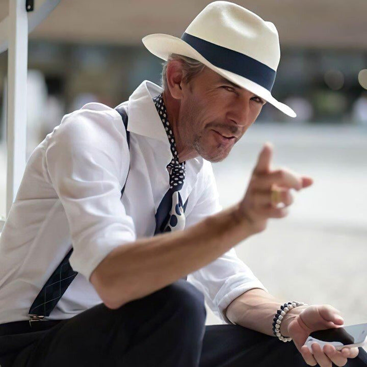 Klassisk aprikos solhatt med bred kant for optimal UV-beskyttelse. Perfekt sommerhatt.