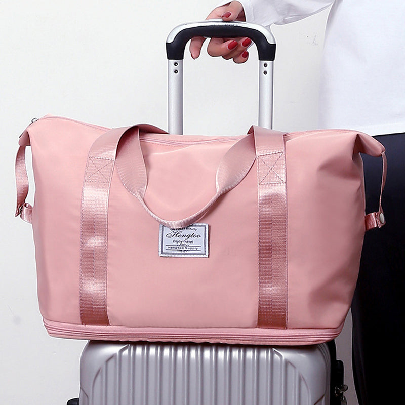 Elegant reisebag med skulderrem, romslig design og separat rom for våte klær.