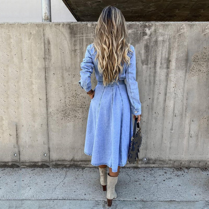 Stilig dame denimkjole med belte, midi lengde og lange ermer. Komfortabel hverdagskjole for kvinner, ideell som fritidskjole.