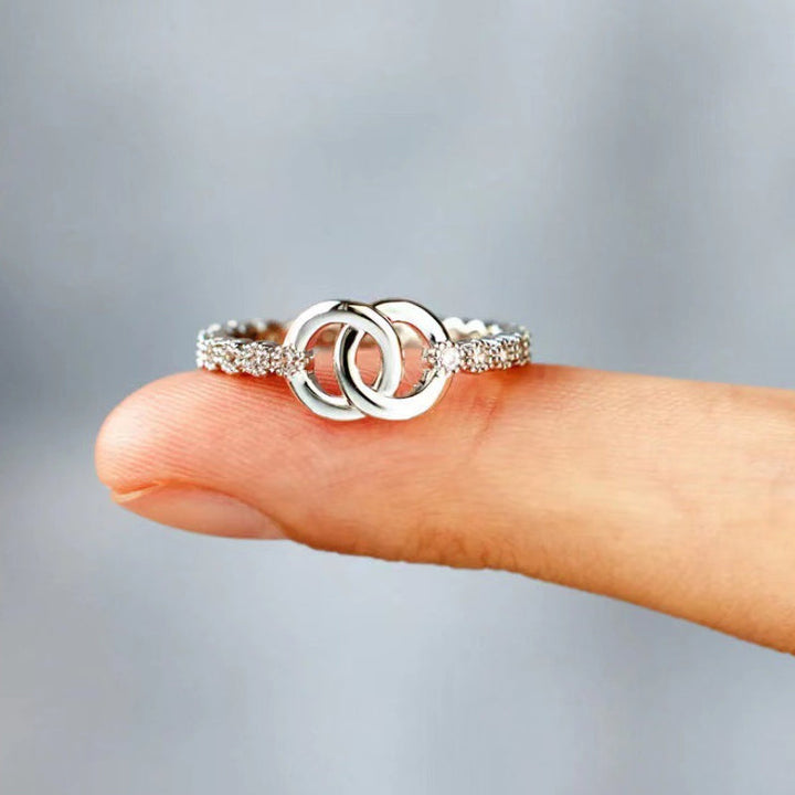 Rørende gave: Mor og datter ring i sølvfarget design, uttrykker uendelig kjærlighet. Justerbar.