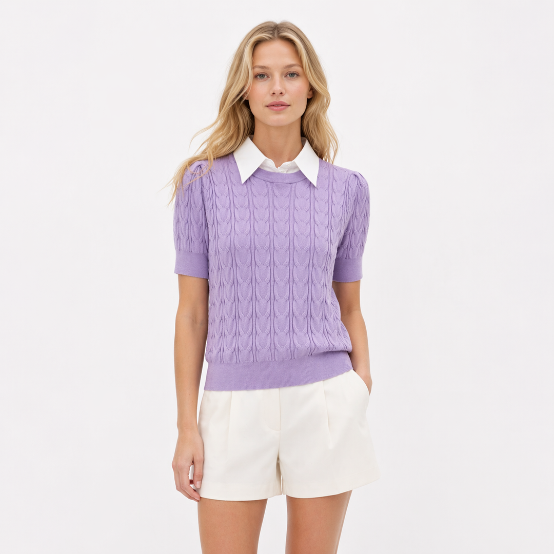 Lilla kortermet dame t-skjorte i strikket lag-på-lag design med elegant kabelmønster. Komfortabel sommer topp.
