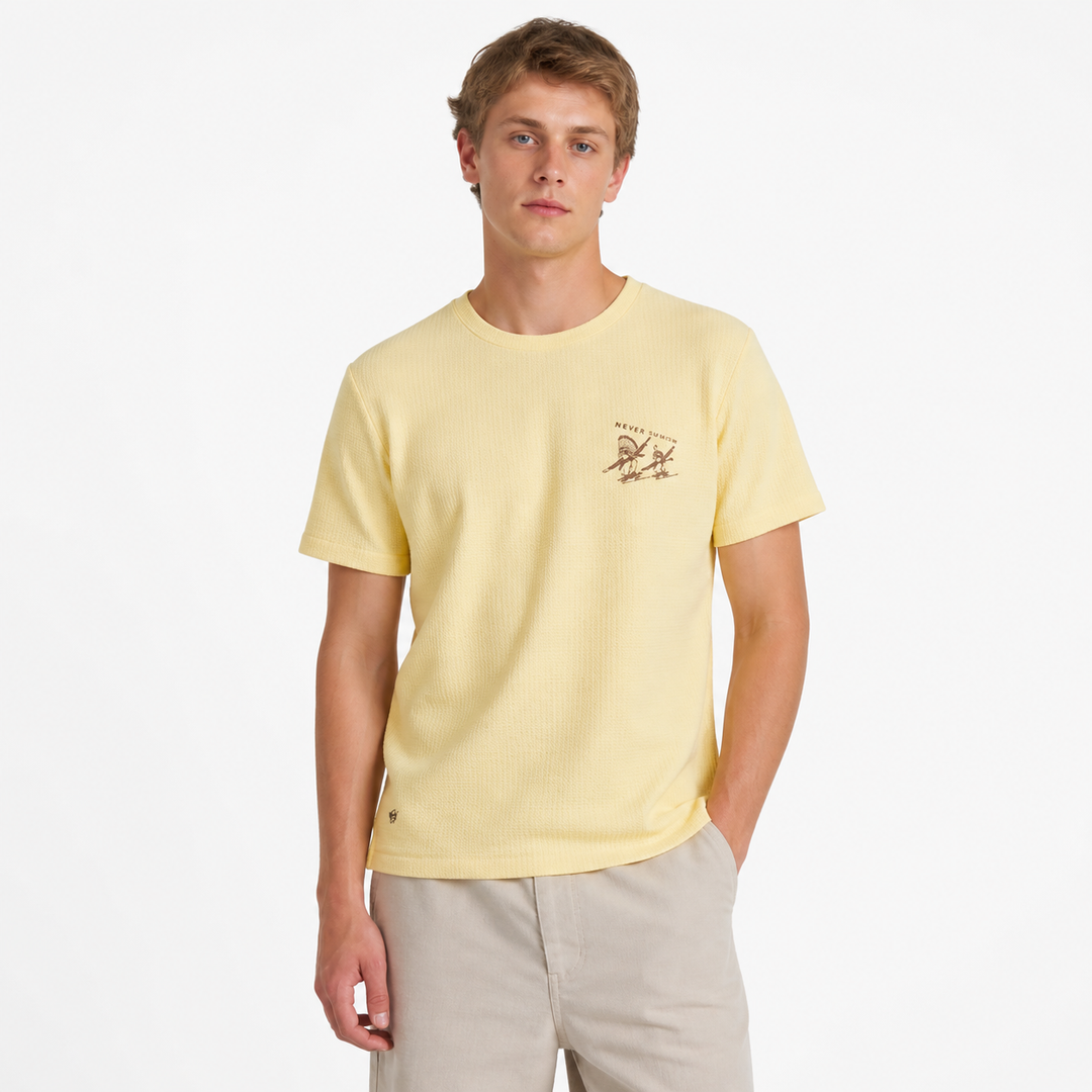 Gul herre vaffel T-skjorte med retro stil. Strukturert stoff for komfortabel passform, perfekt for sommer fritid.