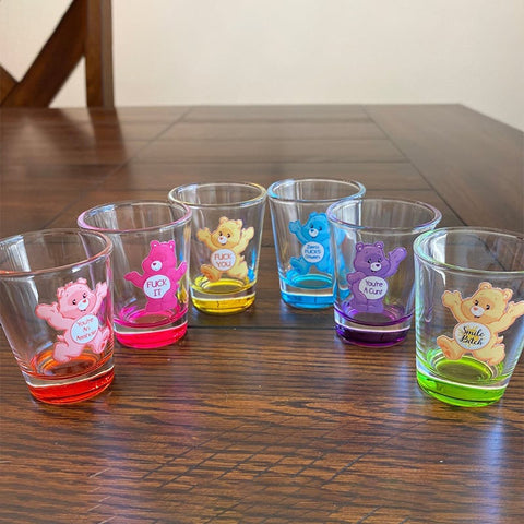 Gøyale bjørnepenner og shotglass for en humoristisk vri på kontoret eller som en leken gaveidé.